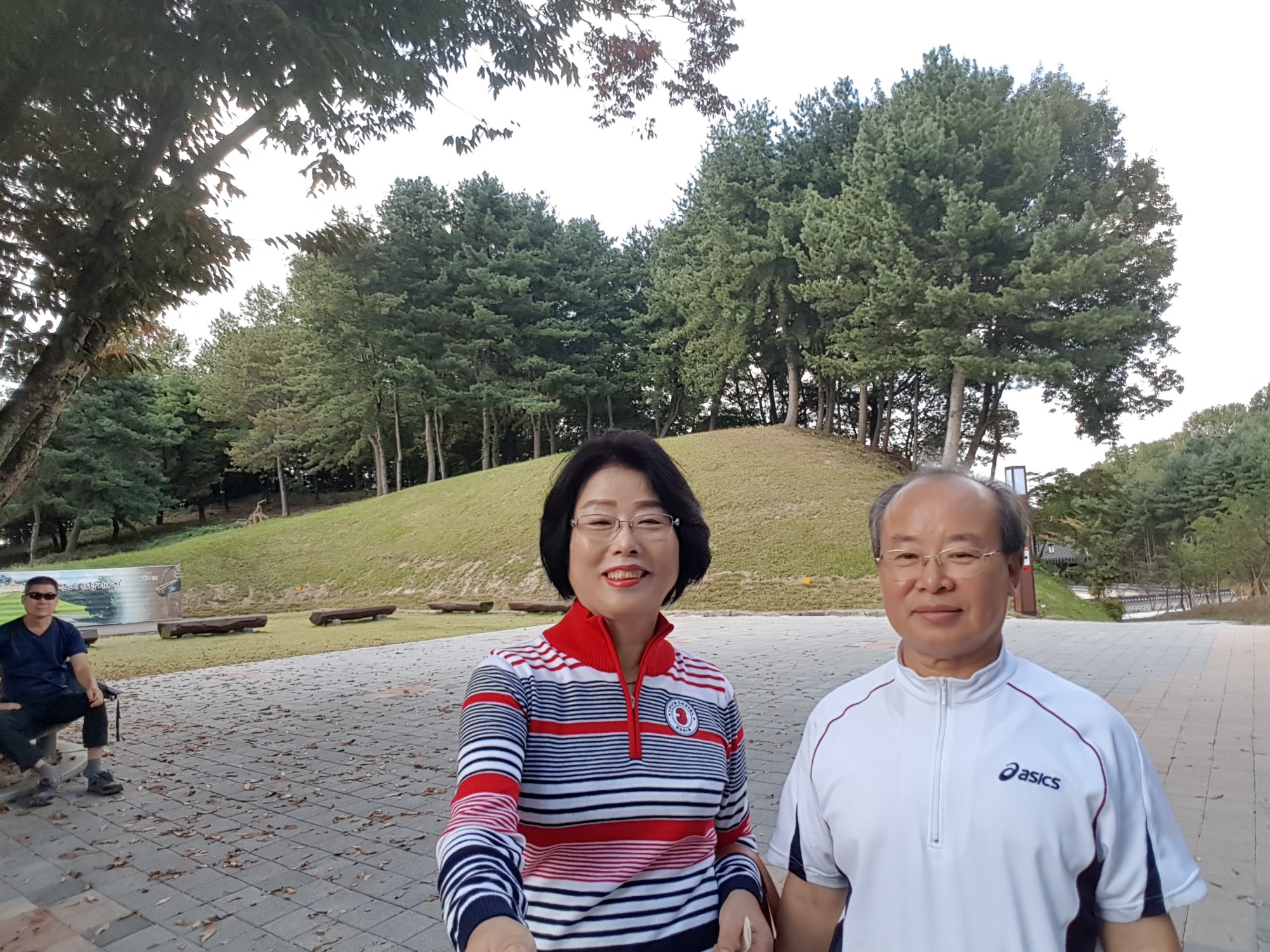 셀카봉 들고