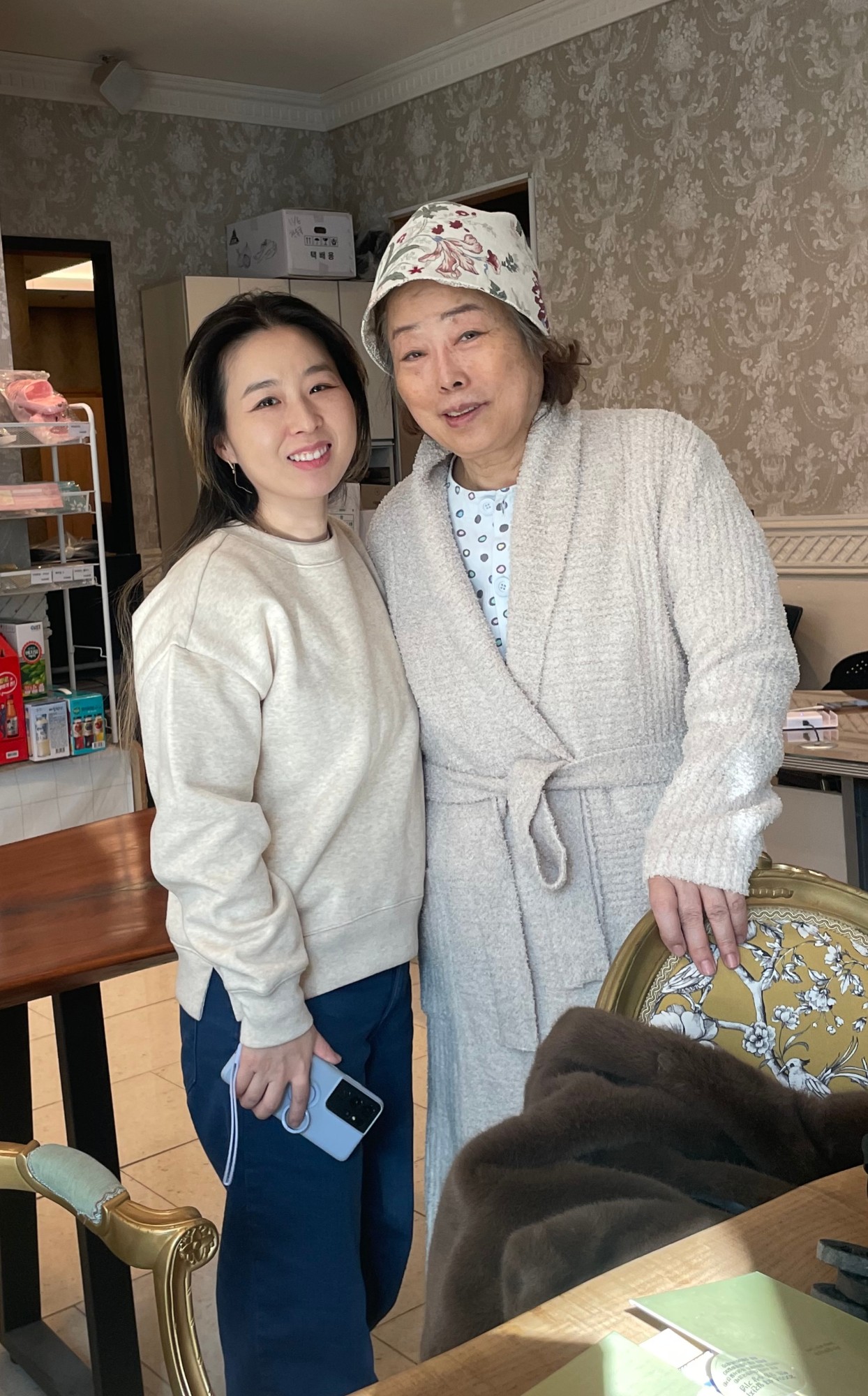 딸이 사준 로브입고..